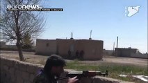 Una coalición de fuerzas árabes y kurdas arrebata al Dáesh una base aérea a las puertas de Raqa