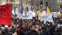 Miles de parisinos protestan contra la brutalidad policial