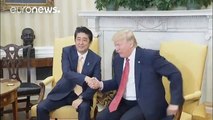 Trump apuesta por un tono conciliador en su reunión con el primer ministro japonés