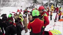 Nuevos rescatados bajo el hotel sepultado por una avalancha en Italia