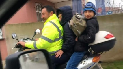 Motosiklette 3 insan ve 1 köpeğin tehlikeli yolcuğu kamerada