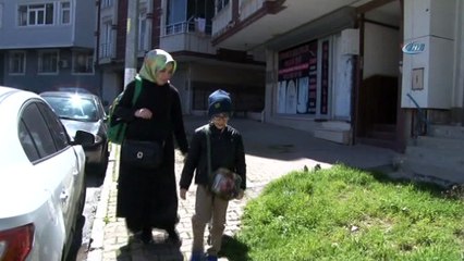 Kucağında çocuğu, elinde kalemi öğrencilere ders veriyor