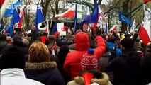 El presidente polaco se reúne con los partidos y las protestas siguen en la calle