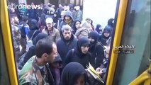 Miles de civiles abandonan Alepo tras el avance de las tropas leales a Al Asad