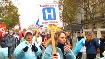 Protesta en masa de personal sanitario en Francia para exigir mejoras laborales