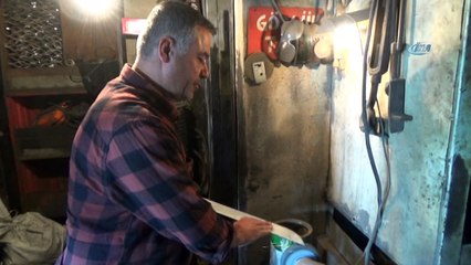 Diziden etkilendi kılıç ustası oldu