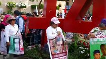 Los padres de los 43 estudiantes exigen conocer la verdad después de 31 meses de desaparición