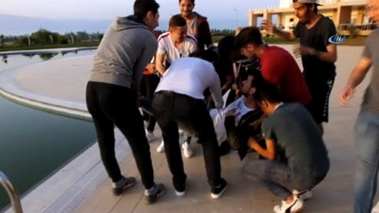 Şampiyon olan takımın kaptanını havuza attılar