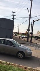 Un homme poursuivi par des policiers prend la fuite en volant… une voiture de police !