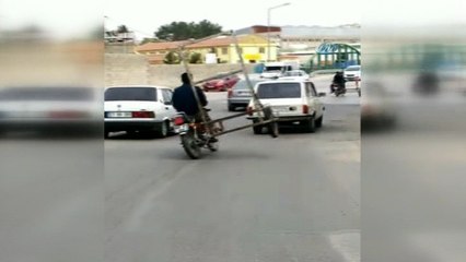 Üç tekerlekli motosikletle tehlikeli yolculuk