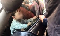 Böyle Araba Aşkı Görülmedi! 2 Yaşında Bebek Anahtarı Alıp Kendisini Otomobile Kilitledi