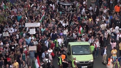 Video herunterladen: Tens of thousands of Hungarians in anti-Orban protest