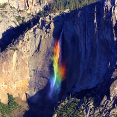 Cette chute d'eau multicolore est juste magnifique