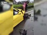 Cette femme en peignoir vient de détruire sa voiture de luxe sur l'autoroute !
