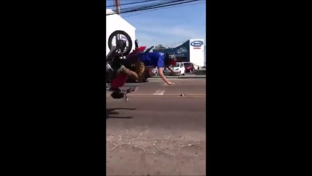 Ce motard va se prendre la gamelle de sa vie... Dur