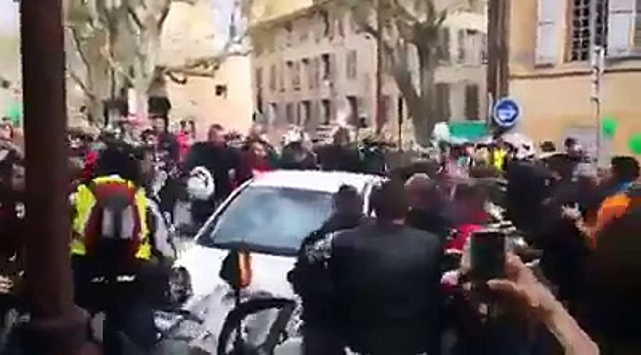 Une voiture fonce sur des motards lors de la manifestation à Aix-en-Provence.