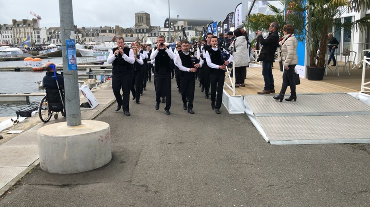 Le Bagad Bro Konk Kerne en déambulation dans le village de la Transat AG2R - La Mondiale