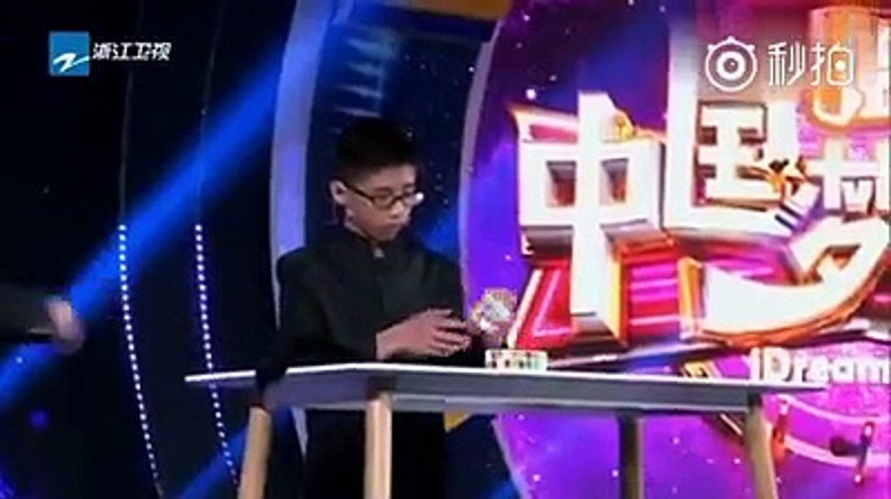 Ce jeune de 12 ans fini 3 Rubik's Cubes en jonglant avec