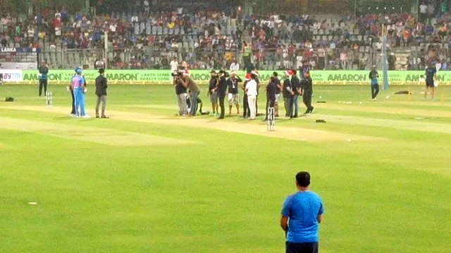 Crowd Goes Wild at wankhede stadium mumbai as India wins the toss