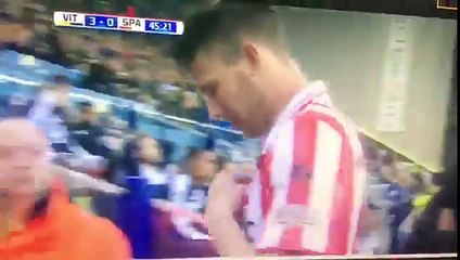 Wat een belachelijke actie van Michiel Kramer. De Sparta-spits uit zijn frustratie door vlak voor de