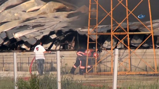 Dev fabrikanın yanışını çaresiz gözlerle izlediler