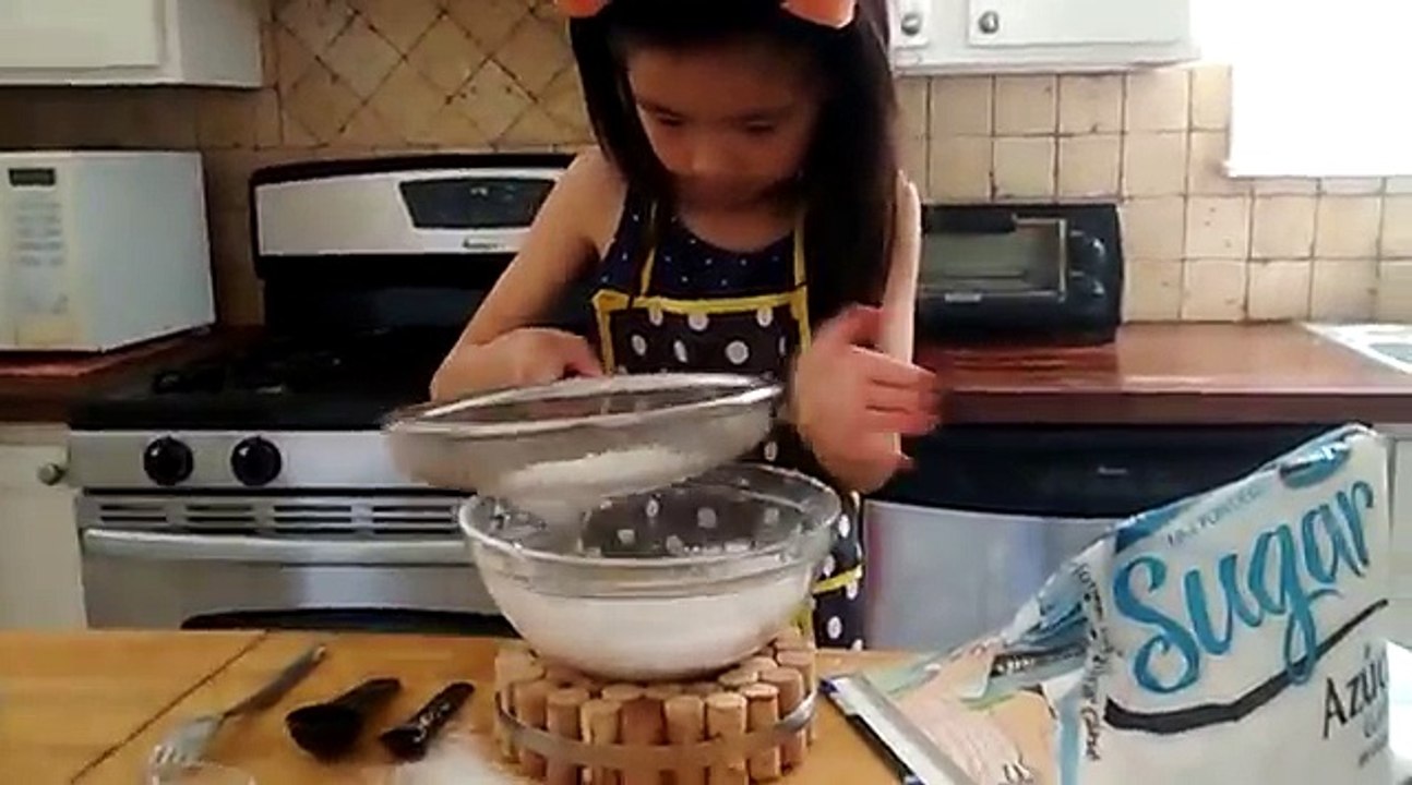 Kid Baker - Childcraft Fondant - 5 ingredients (no marshmallow, no gelatin) RECIPE - Video 1