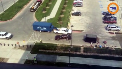 Une voiture roule dans du ciment frais