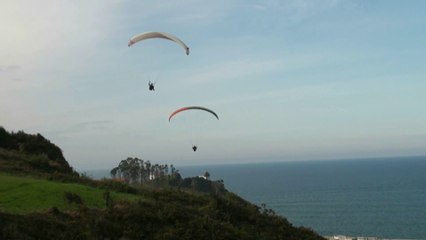 Vuelos en parapente sobre la costa en Candás, Asturias