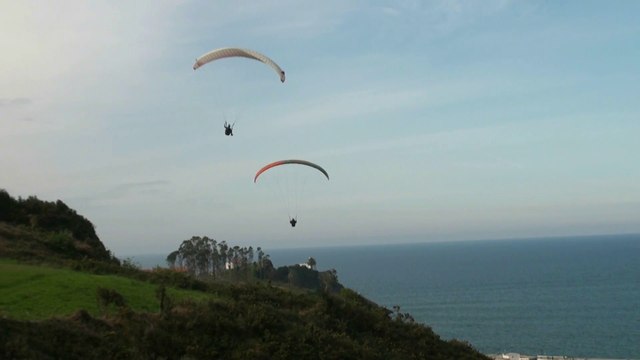 Vuelos en parapente sobre la costa en Candás, Asturias