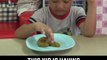 Cet enfant n'a pas l'air d’apprécier son repas et vous allez comprendre pourquoi