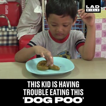 Cet enfant n'a pas l'air d’apprécier son repas et vous allez comprendre pourquoi