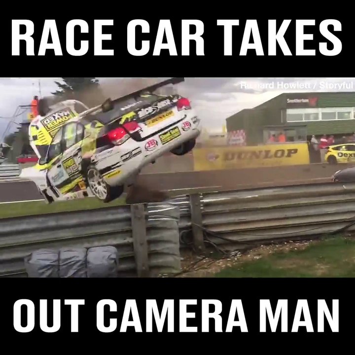Une voiture de course vient faucher une tour de photographe en bord de piste