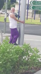Ce papy se lance dans la pole dance en pleine rue