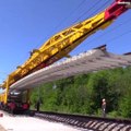 La vitesse à laquelle ces ouvriers montent les rails de ce chemin de fer : impressionnant