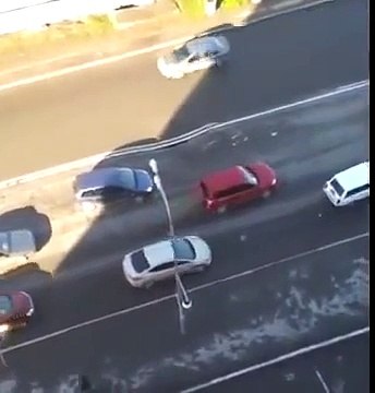 La route s'effondre et un trou béant menace d'avaler