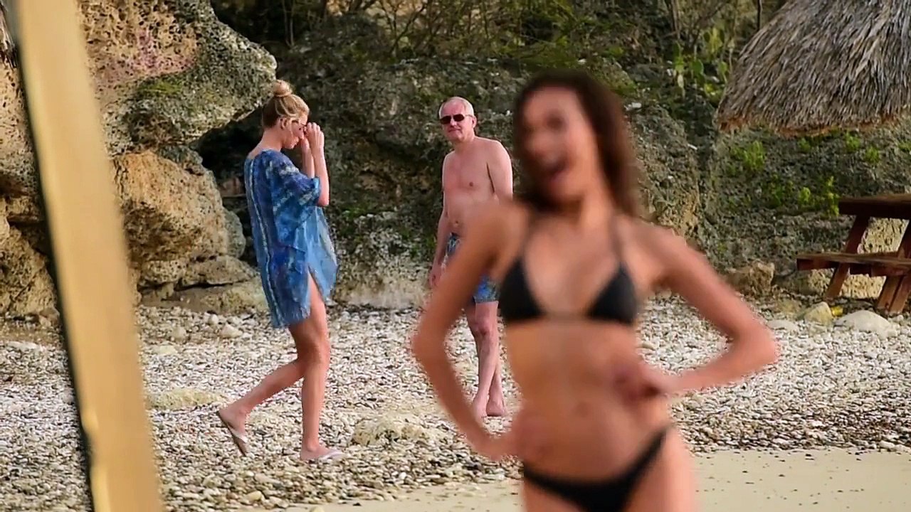 Quand un grand-père matte un mannequin qui pose sur une plage
