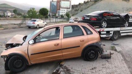 Karabük Karşı Şeride Geçen Otomobil, 3 Otomobile Çarptı 3 Yaralı