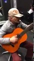 Artiste de rue jouant Ennio Morricone à la guitare