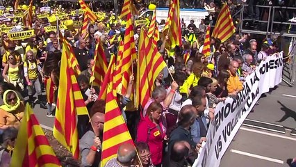 下载视频: Milhares protestam contra prisão de separatistas catalães