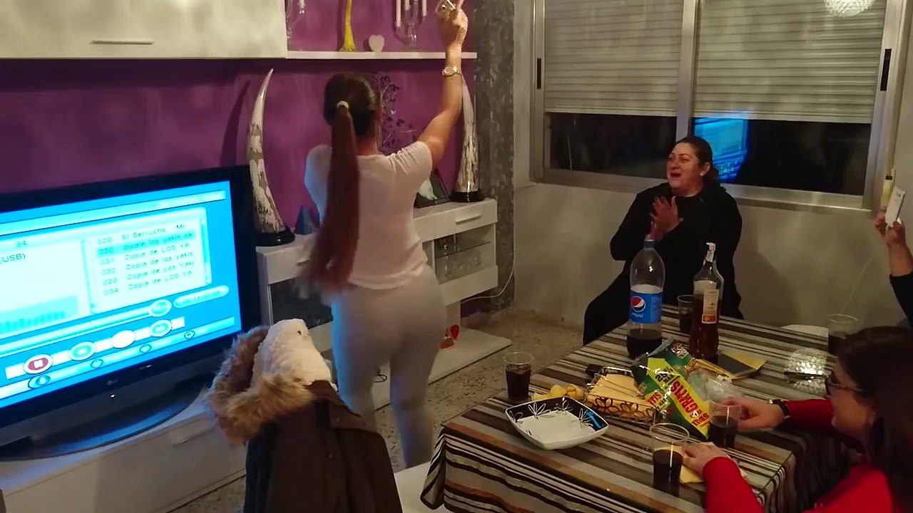 tayt giymis kizlar evde egleniyorlar