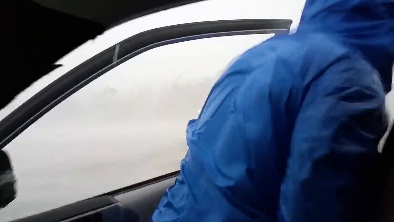 Huracan Irma en Florida - Hombre intentando hacerse un SELFIE casi se MATA