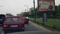 U Beogradu se jutros usred jutarnje gužve jednoj devojci pokvario auto, a postupak policajca koji se zatekao u blizini iznenadio je sve prisutne.