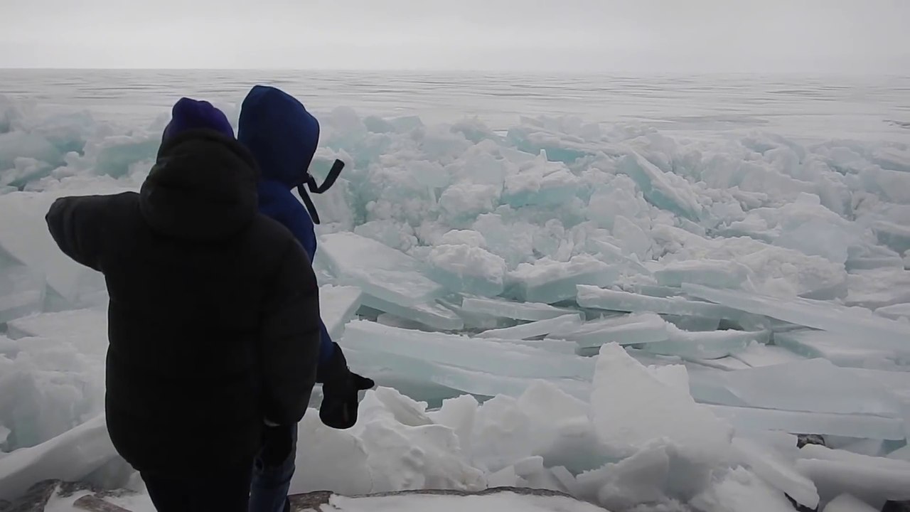 La banquise d'un lac gelé se fracasse contre la rive.. Impressionnant !