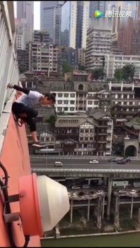 Il se suspendait à tous les Gratte-Ciels de Chine !