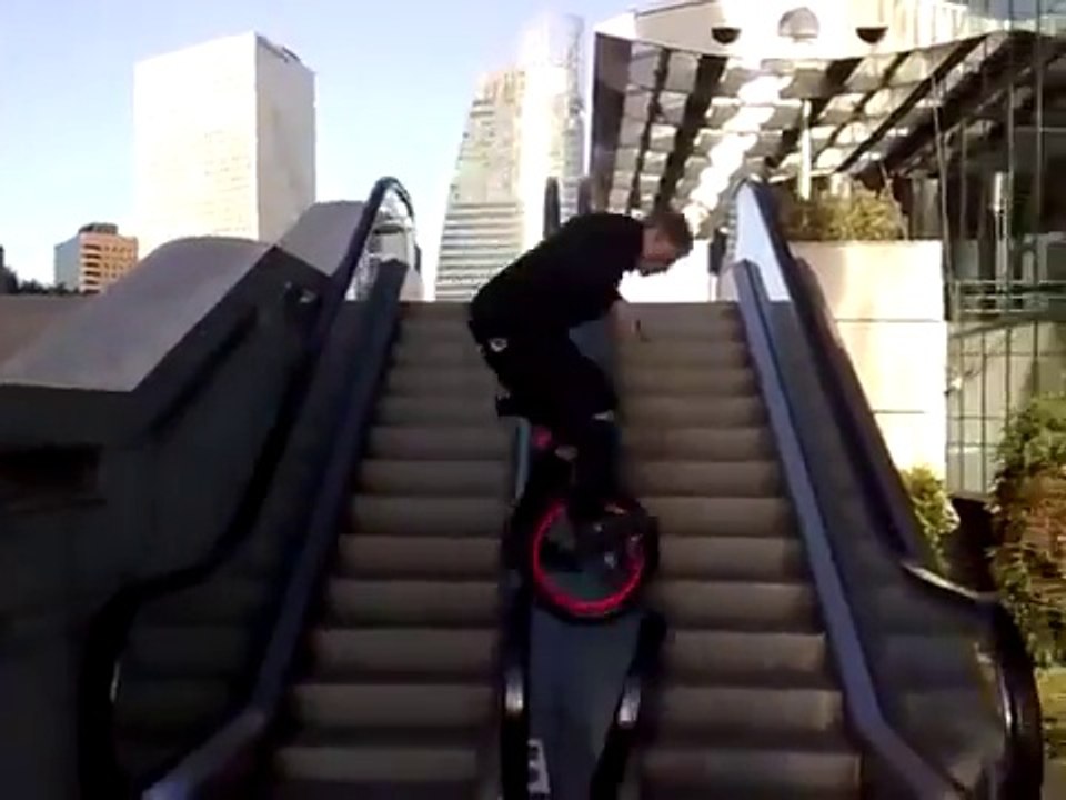 Saut en monocycle sur l'escalator : il le casse direct !