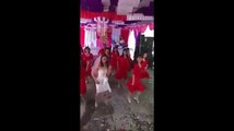 Xôn xao cô dâu nhảy sexy cùng hội bạn trong đám cưới
