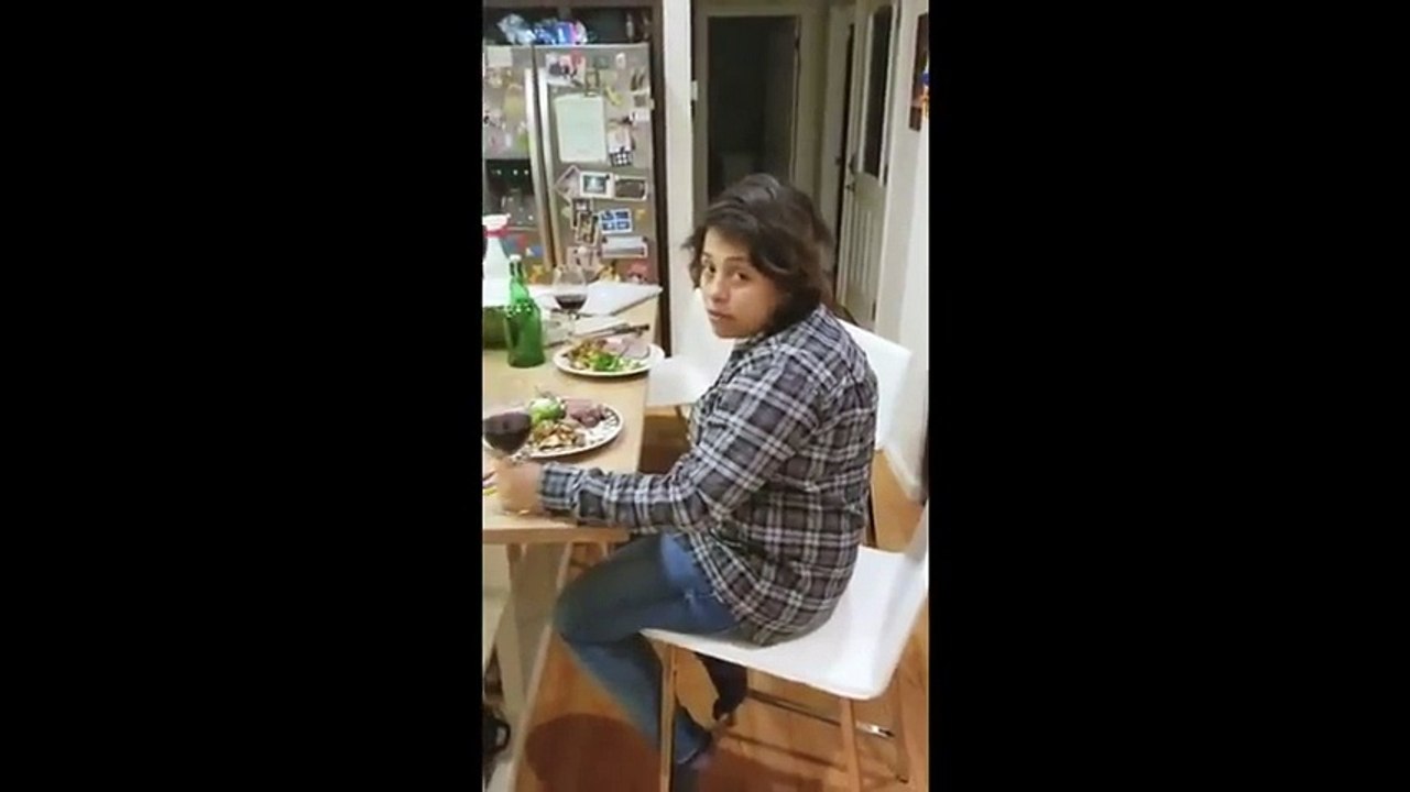 Elle aurait JAMAIS dû lui offrir ce pistolet NERF...