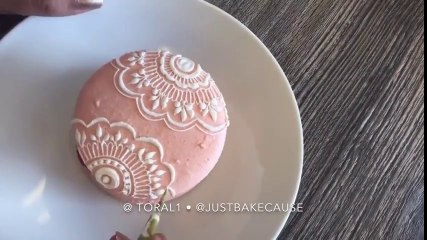 Dessiner sur un Macaron pendant des heures... Joli et délicieux !