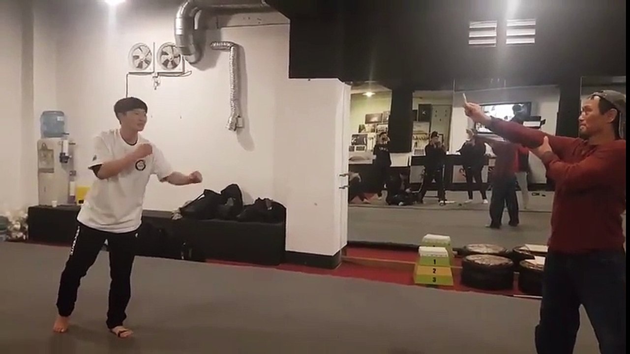 Allumer un briquet avec son pied en coup de pied de Karaté !