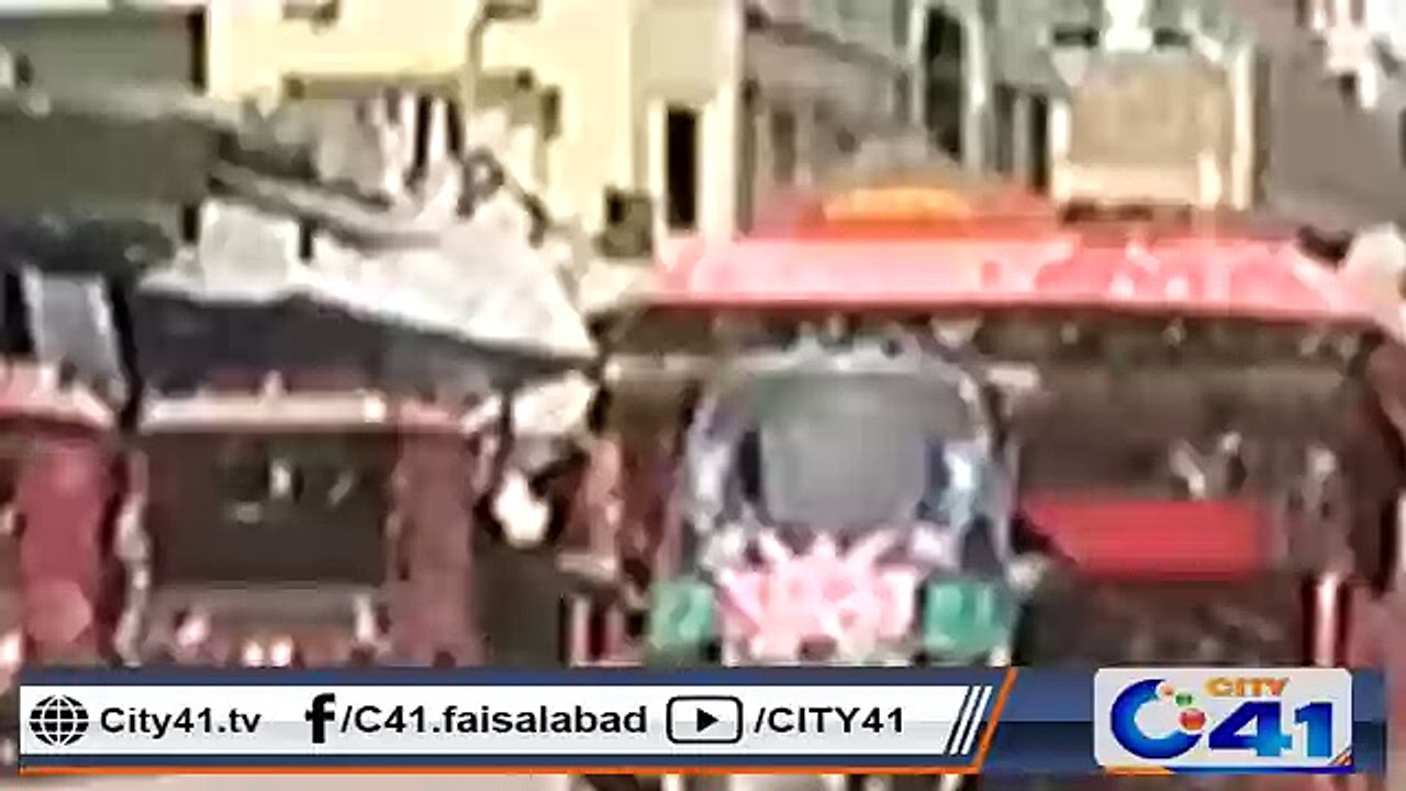 امام بارگاہ روڈ فیصل آباد مین چوک پر کھلا مین ہول حادثات کا با عث ۔ ۔ ۔